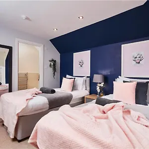 Apartment Striking Monroe Suite!