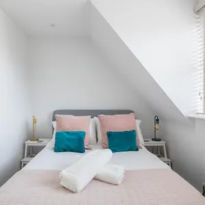  Apartment Modern Stylish Cambridge Pad